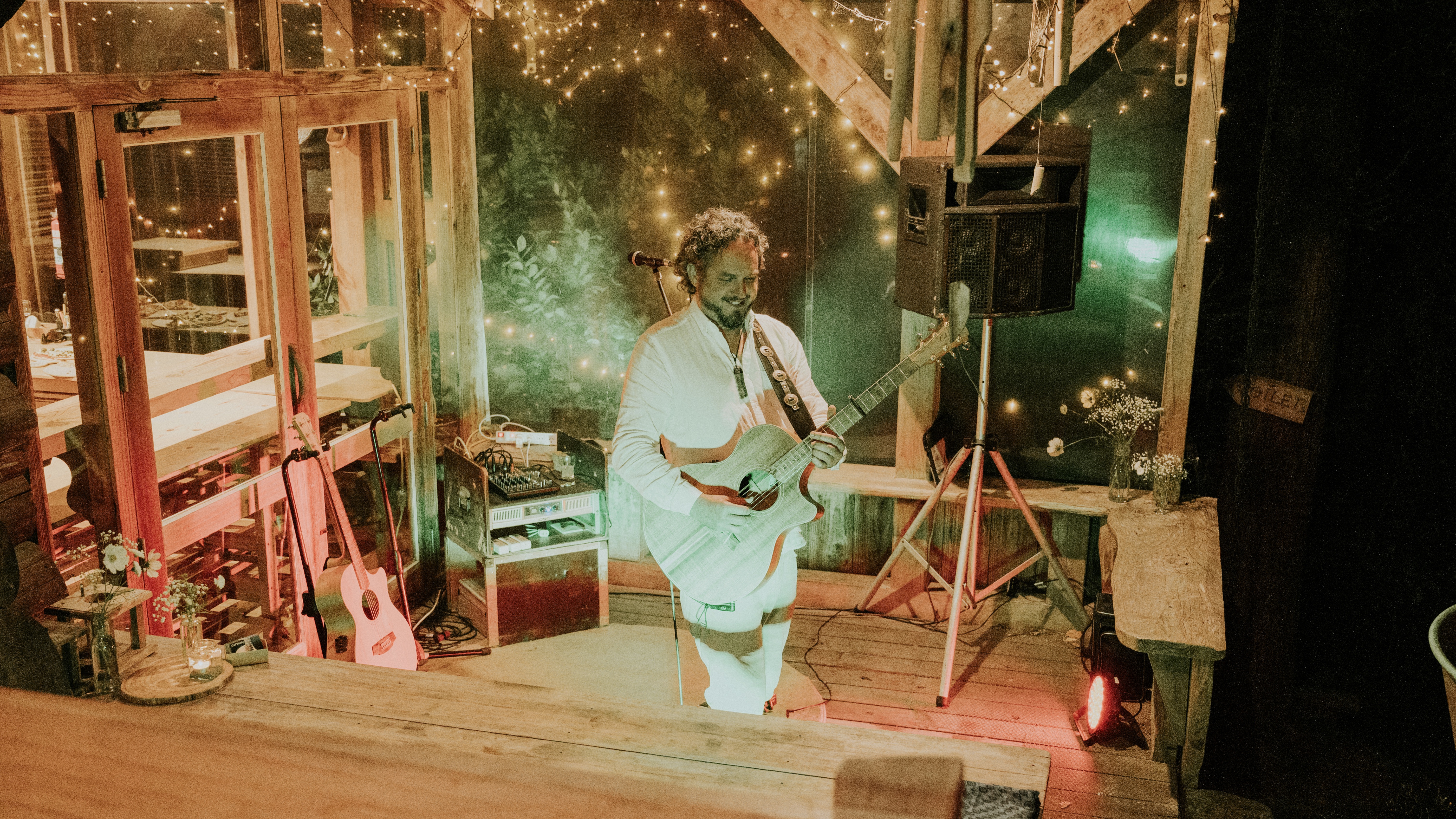 Carl performing during reception at Oliver & Annas